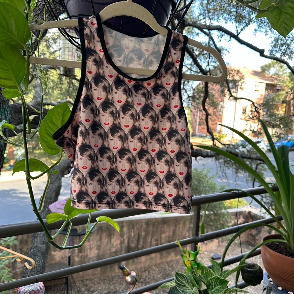 (NWOT) Taylor Swift Women’s Size Medium Crop Top.